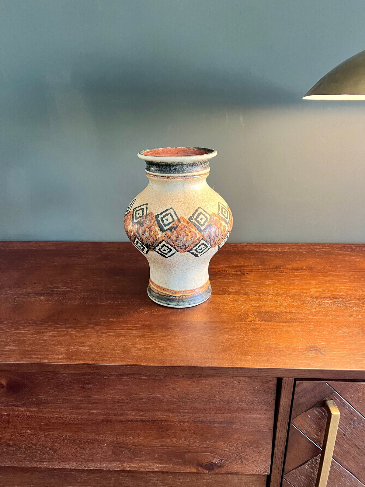Schöne Mid Century Vase von BAY mit der Designnummer 534/25. Eine perfekte Ergänzung Ihrer 50er-60er Jahre Vasensammlung