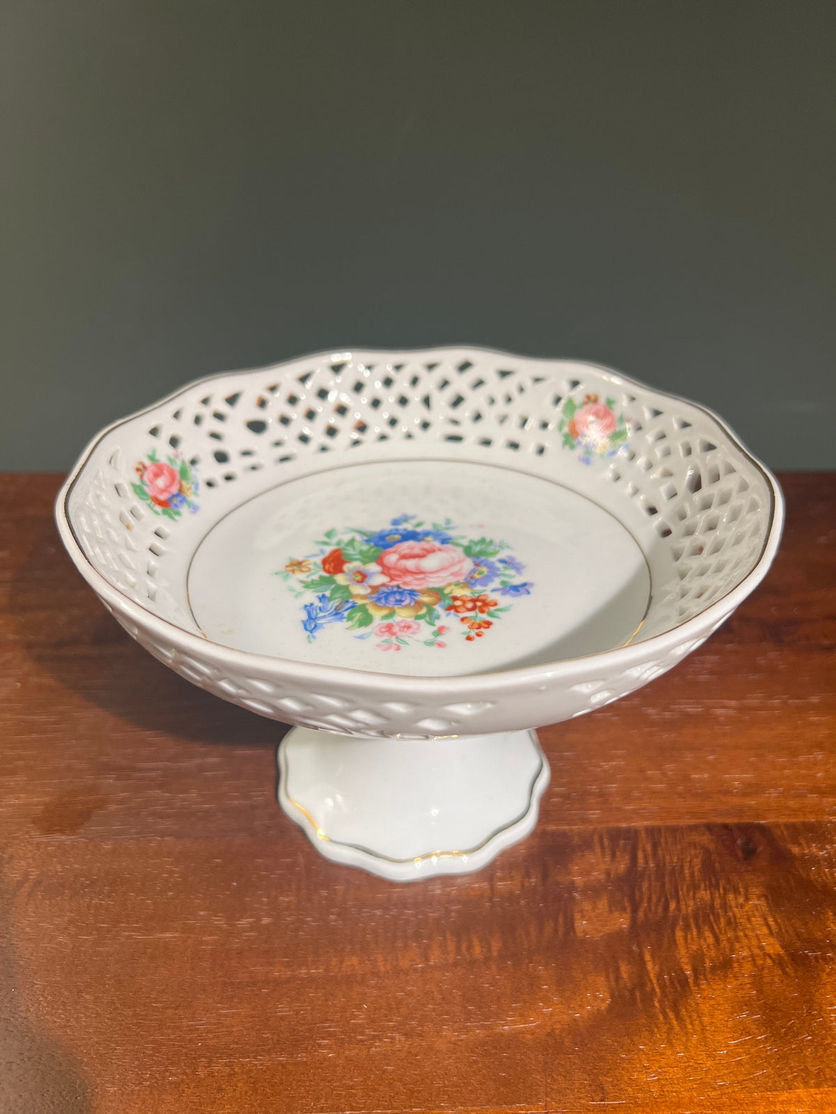 Feine Knochen Porzellan durchbrochene Fußschale mit schönen floralen Motiven aus den 1970ern.