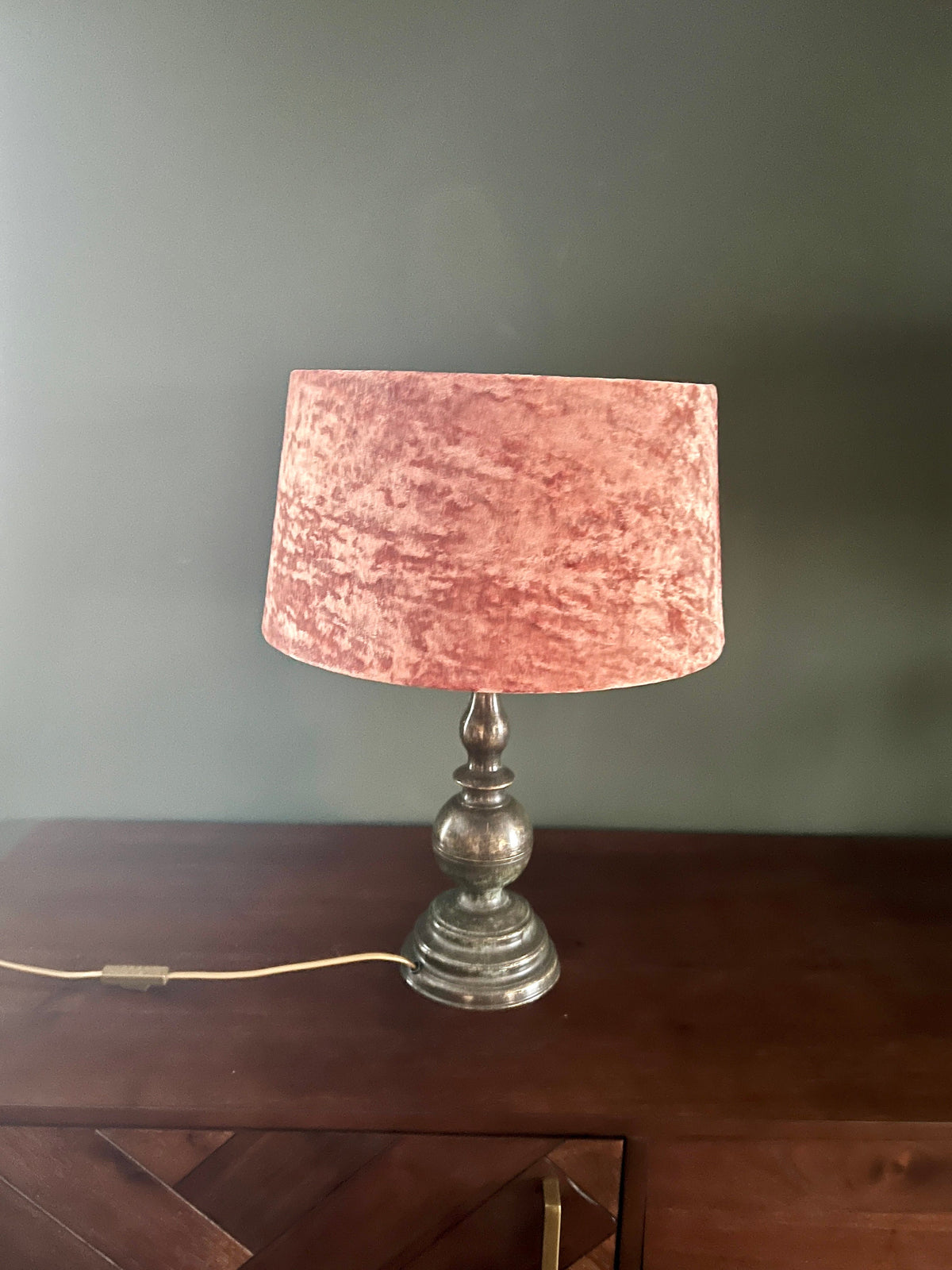 Mid Century Leuchte aus patinierter Bronze mit hochwertigem Schirm aus roséfarbenem Samtschirm