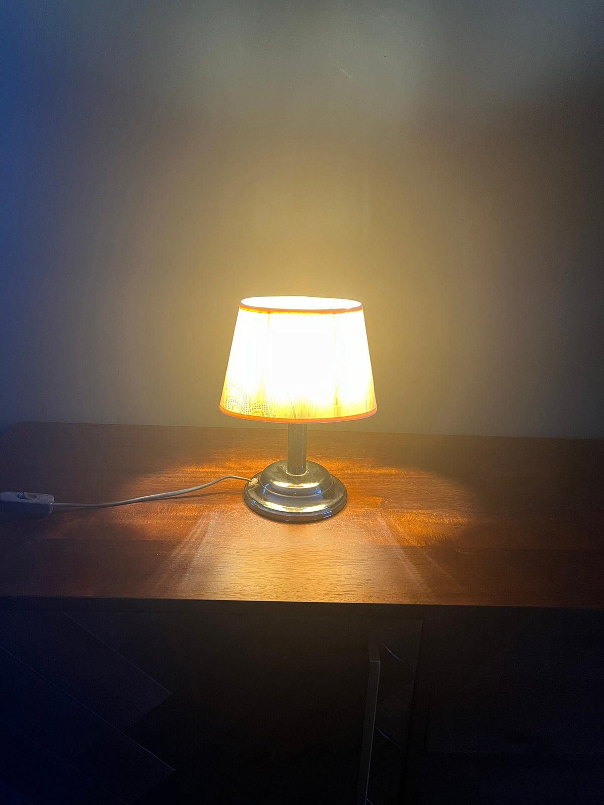 Kleine Tischlampe mit hochwertigem beigefarbenem Lampenschirm 1980er