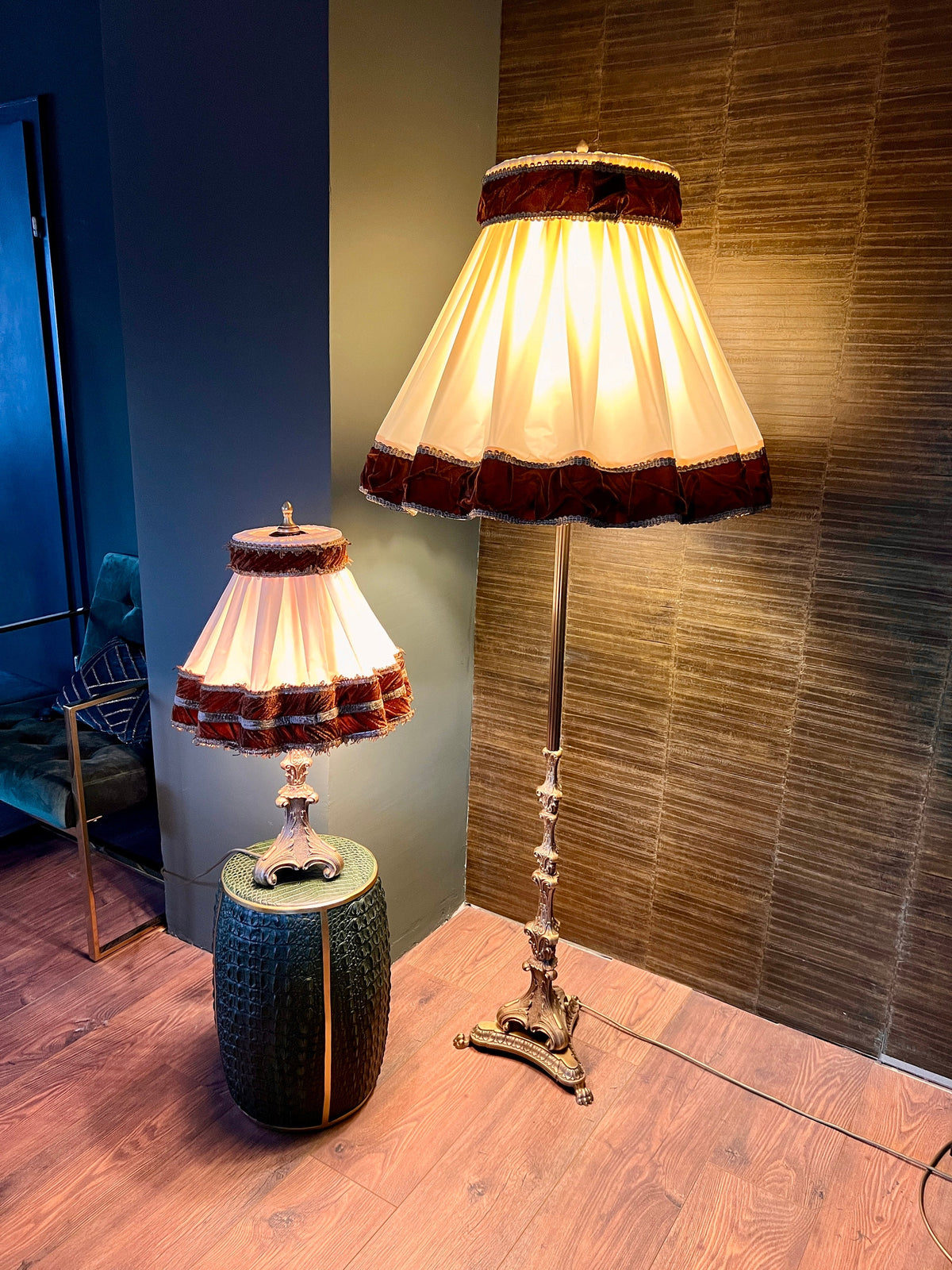 Massive Mid Century Messing Tischlampe. Sehr solider Fuß und aufwändig gearbeiteter Lampenschirm mit Samtborten.
