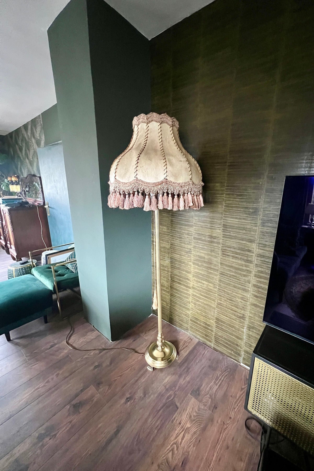 Mid Century, Vintage massive neoklassizistische Messing Stehlampe mit Löwenfüßen. Sehr solide und aufwändig gearbeitet,Lederschirm 1950-1960
