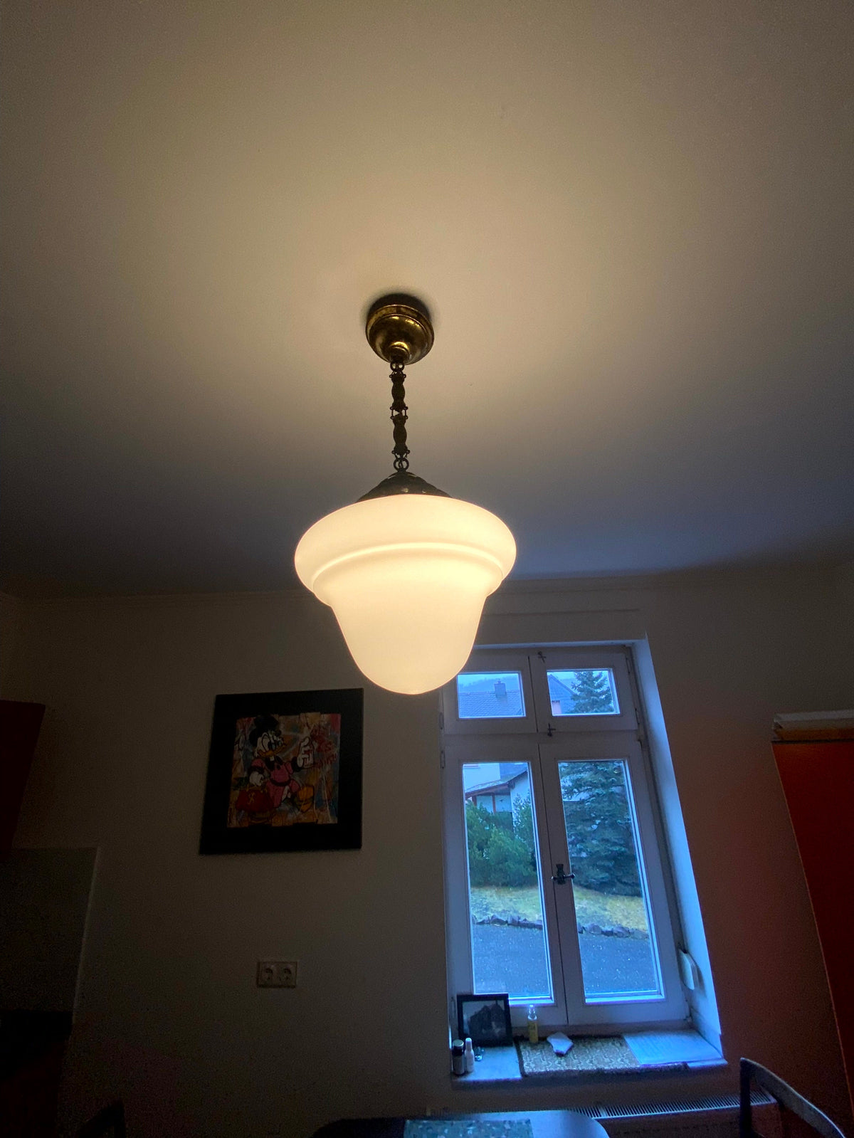 Original Jugendstil/Art Déco Deckenpendelleuchte mit Messingfassungen und Opalglas-Schirm ca. 1920, französchische Hausflur-Leuchte