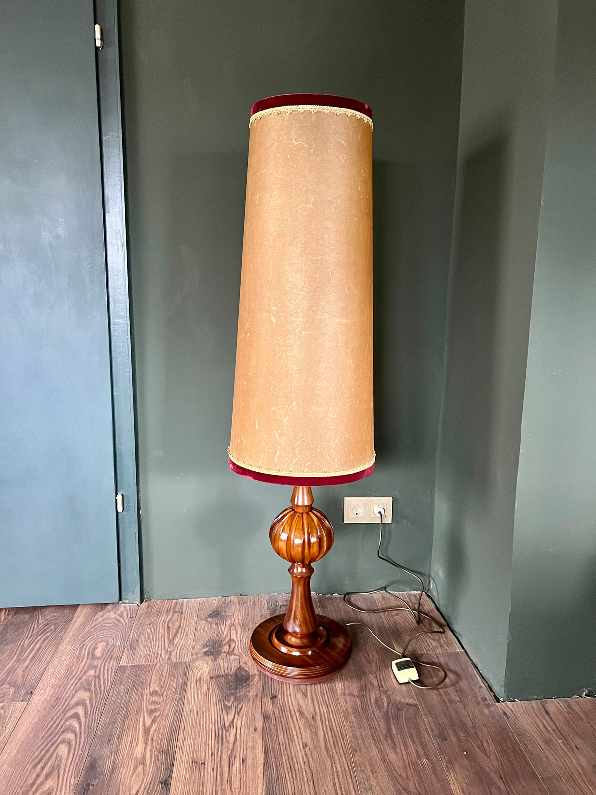 Rarität! Vintage Mid Century/Space Age Stehlampe mit Lederschirm und ausgefallenem Holzfuß, toller Zustand. 1960-1970er Jahre