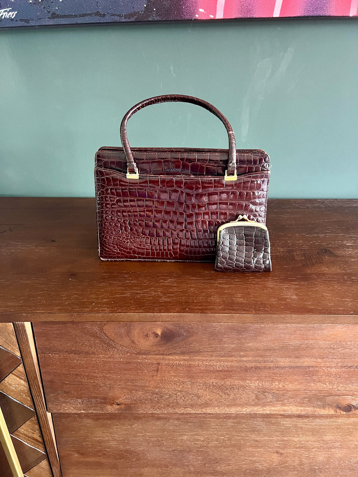 Vintage Handtasche aus geprägtem Leder in Kroko-Optik mit passender Geldbörse 1960er Jahre, Mid Century Lederhandtasche