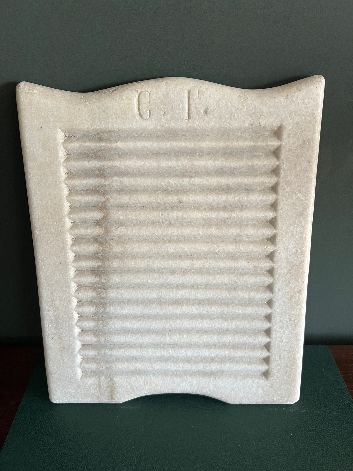 Antikes Waschbrett aus Marmor Anfang 20. Jahrhundert, Handarbeit eines Steinmetzes