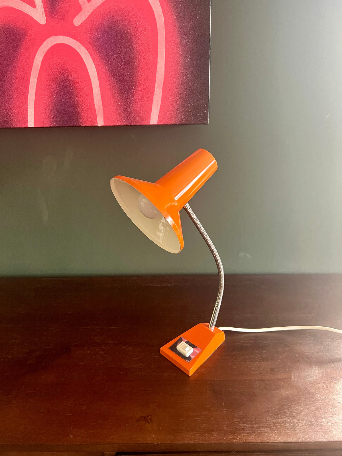 Original Mid Century SIS Tischleuchte, 1960er /70er Jahre, Hexenhutleuchte mit Schwanenhals im knalligen Orange.