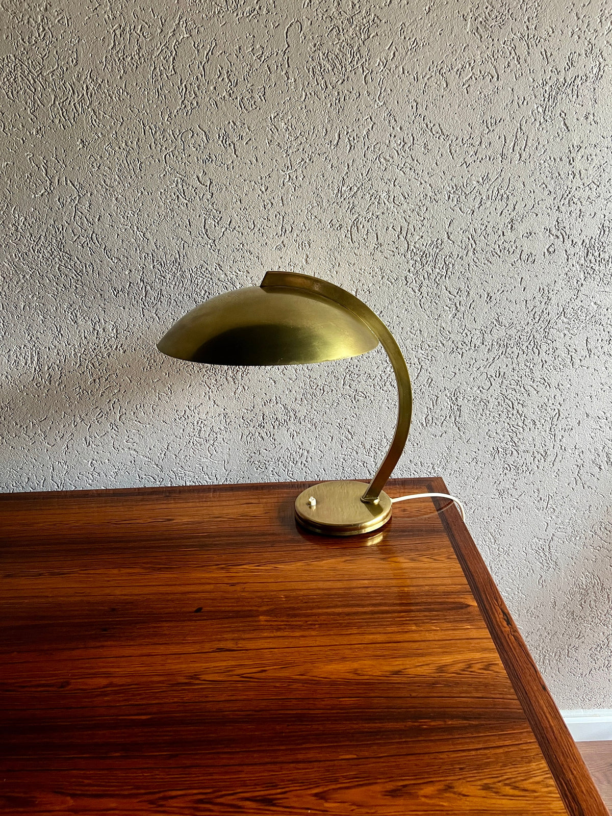 Hillebrand original Bauhaus-Tischlampe aus Messing von Egon Hillebrand, ca. 1950er Jahre. Designklassiker unter den Schreibtischleuchten.