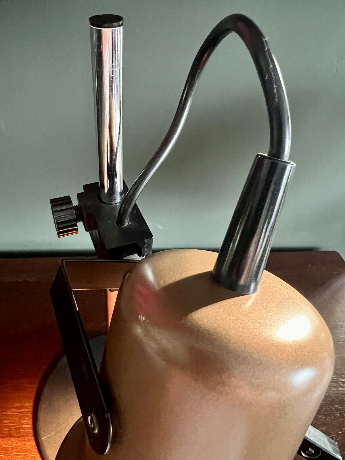 70er Jahre Vintage Schreibtischlampe. 1 Spotscheinwerfer in Bronze im Space Age / Sputnik-Design.
