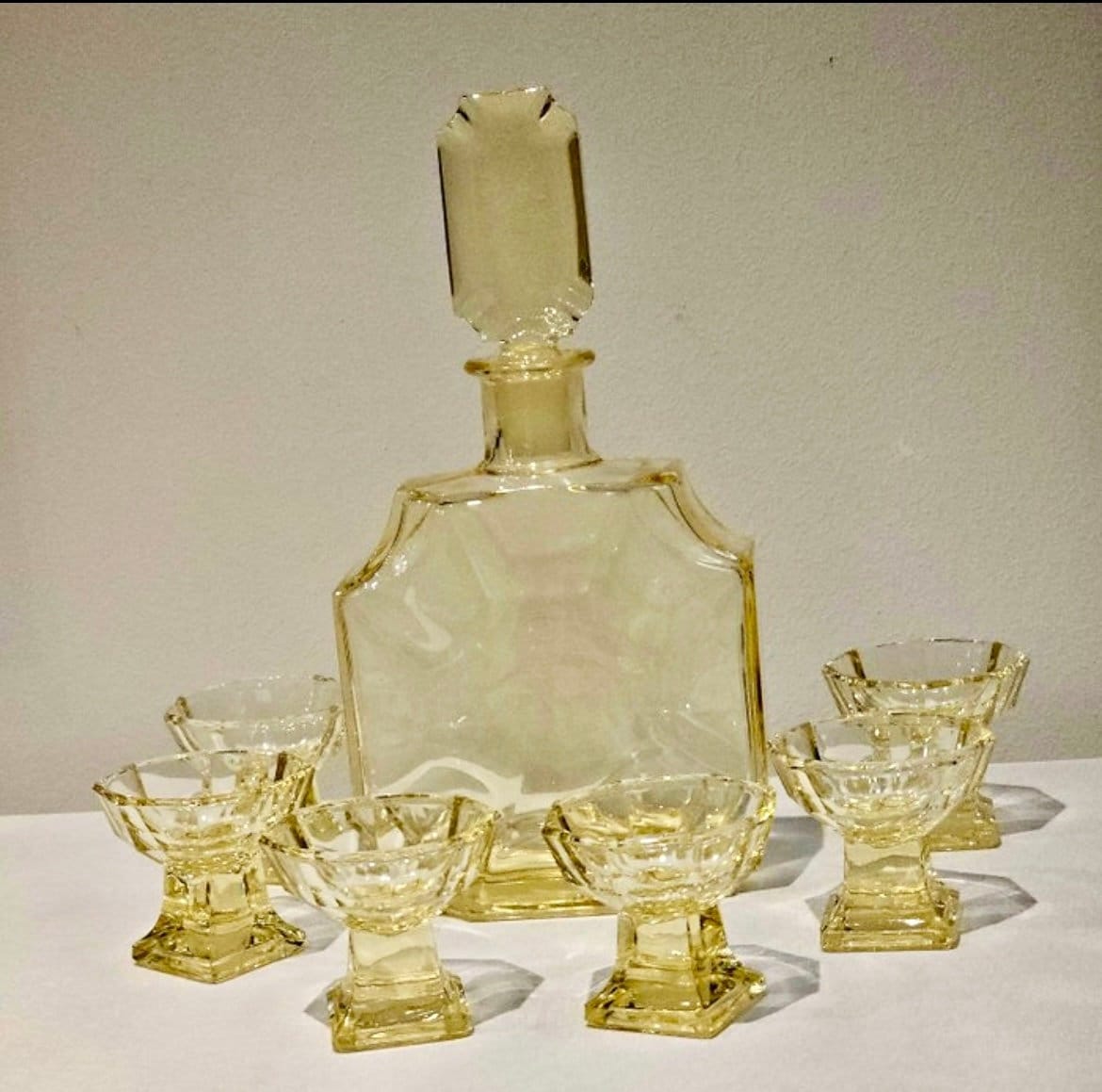 Art Deco Dekanter Set von Moser/Böhmen bestehend aus einem Dekantier und 6 Likörgläsern aus gelbem Glas 1920er Jahre Tschechien
