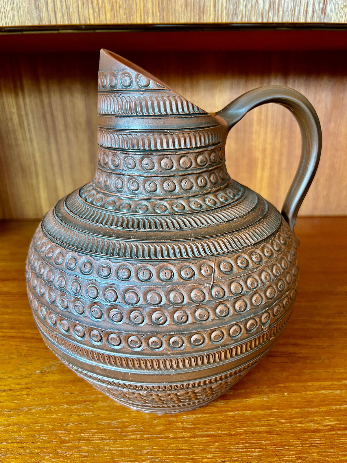Japandi Stil! Limitierte Studiokeramik des Künstlers Perú. Wunderschöner, großer, handgetöpferter Krug 1960-1970er Jahre im