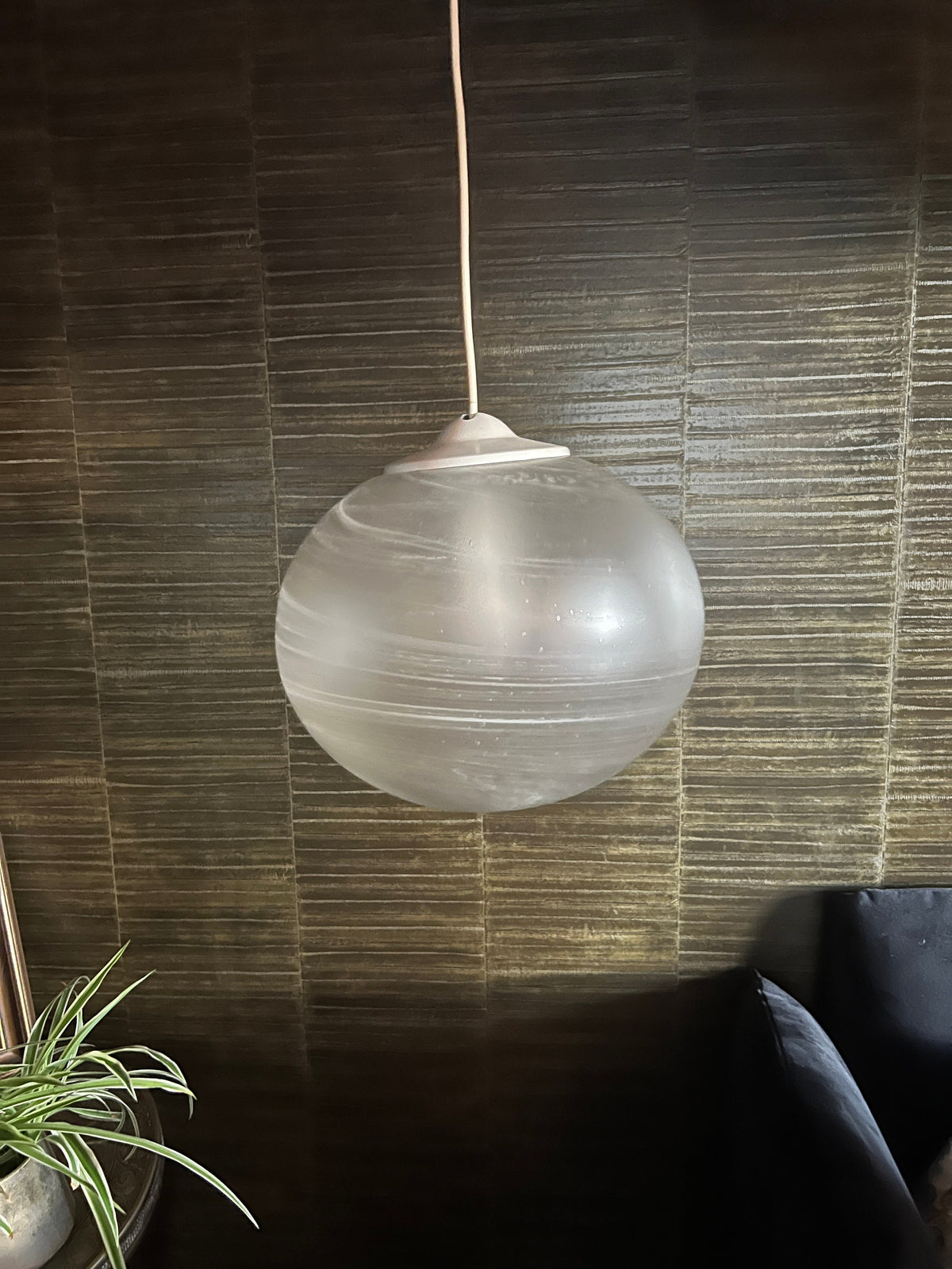 Original Peill Putzler Hängeleuchte aus den 1970er Jahren mit großer, wunderschön gemaserter Glaskugel.