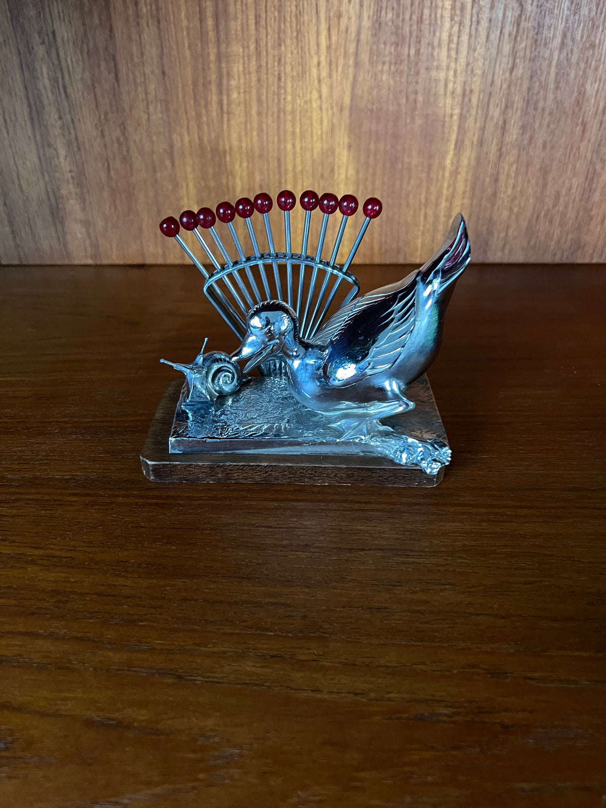 Original Benjamin Rabier Art Déco Chrome auf Holzplatte Cocktail / Bowle Piekser Set aus den 1930er Jahren.