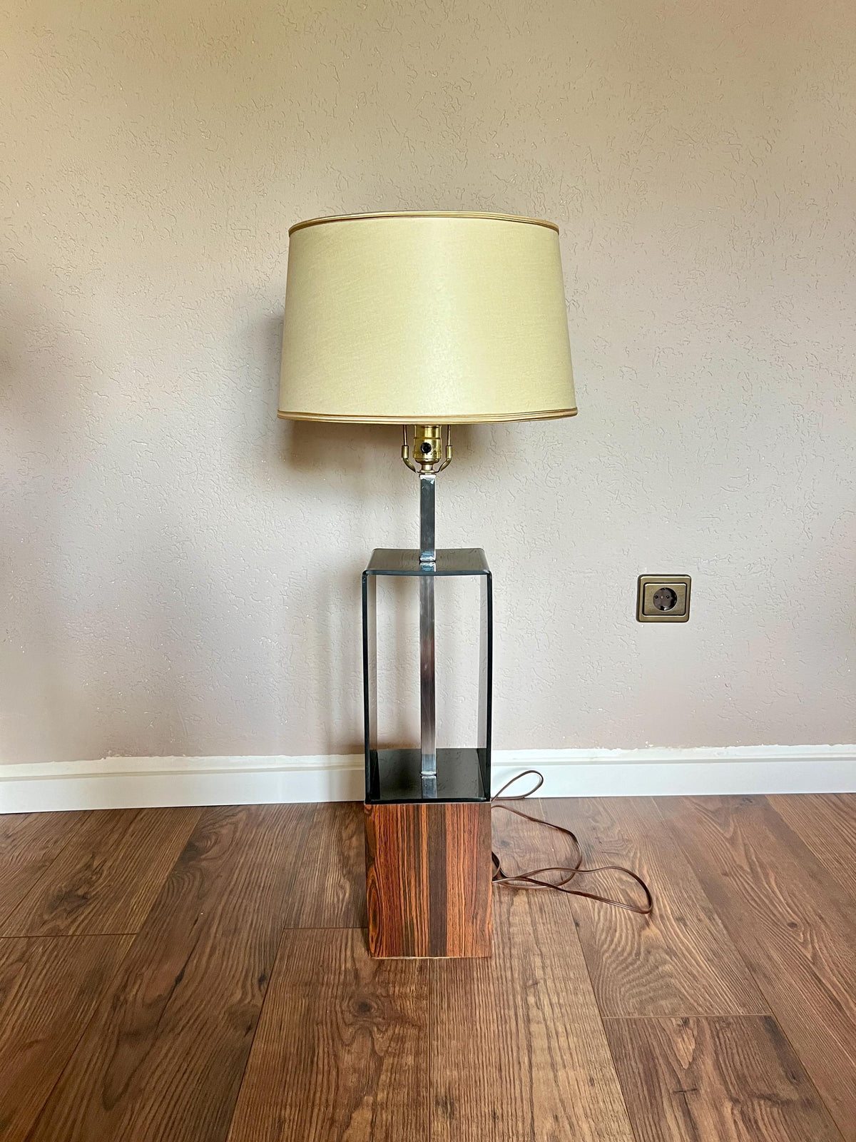 Space Age Tischlampe aus Faux-Palisander und Rauchglas, hergestellt in USA 1970er Jahre