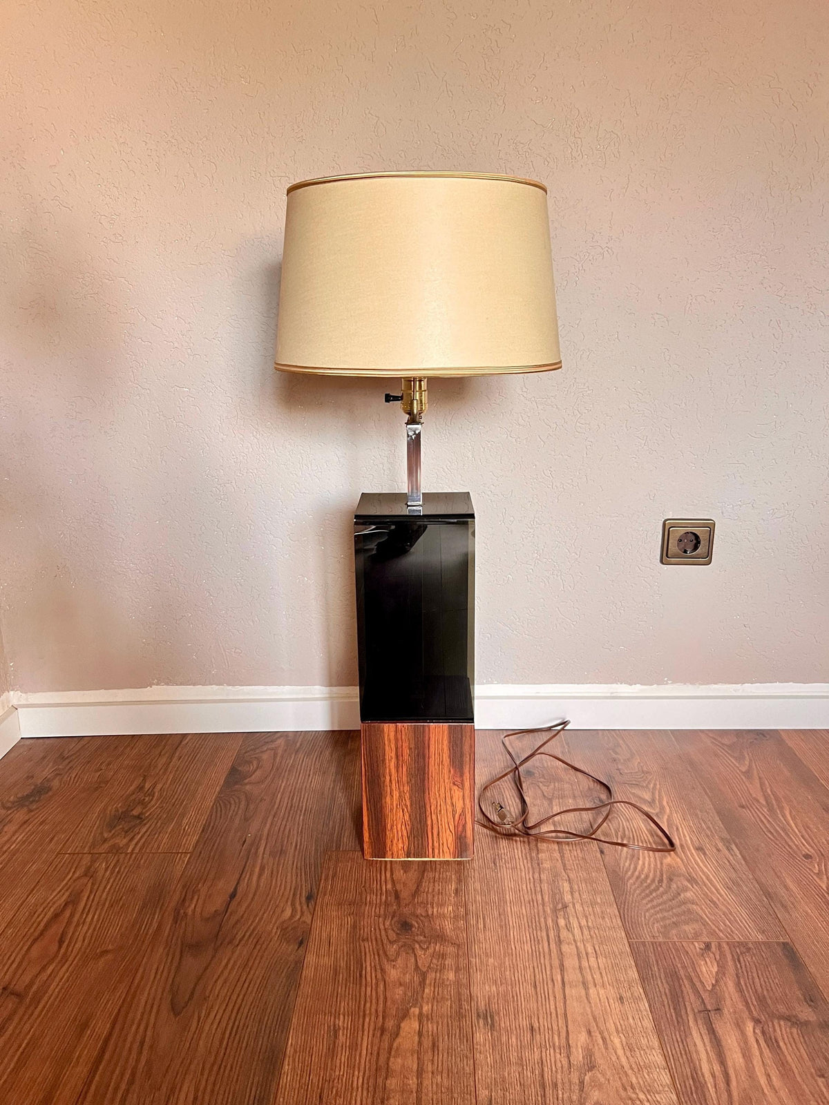 Space Age Tischlampe aus Faux-Palisander und Rauchglas, hergestellt in USA 1970er Jahre