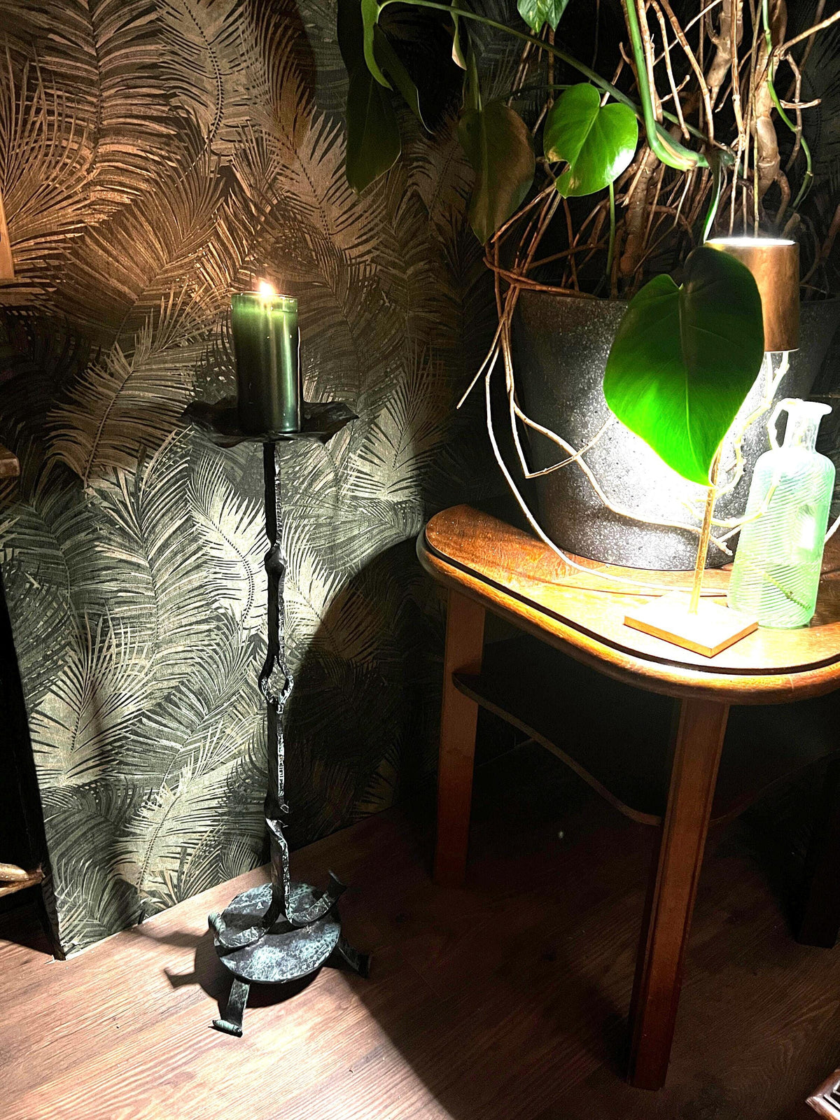 Massiver Stand-Kerzenleuchter aus Gusseisen mit Patina, Mid Century 1960er Jahre