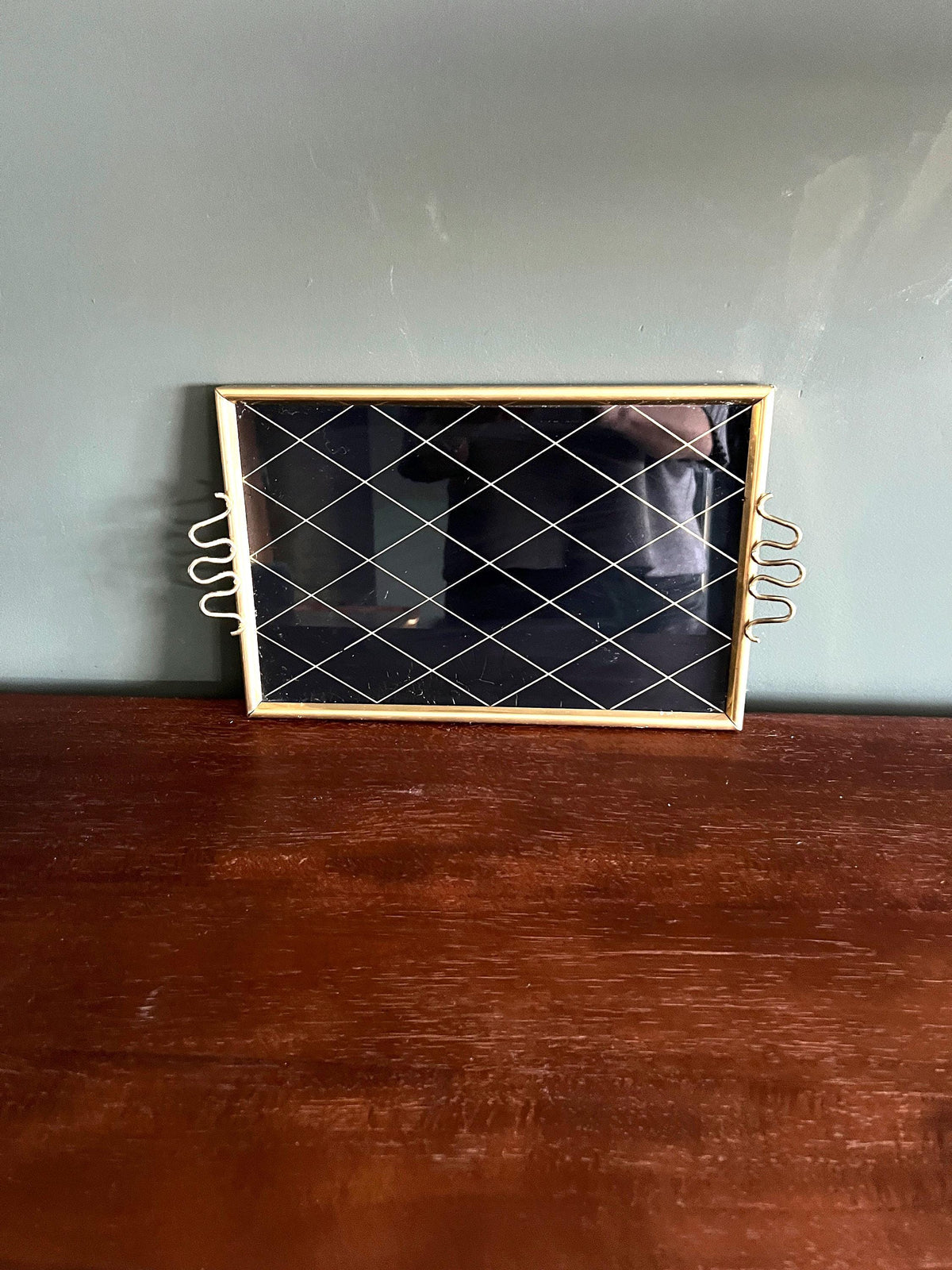 Mid Century rechteckiges Tablett aus schwarzem Glas mit goldenem Rautenmuster ca. 1950