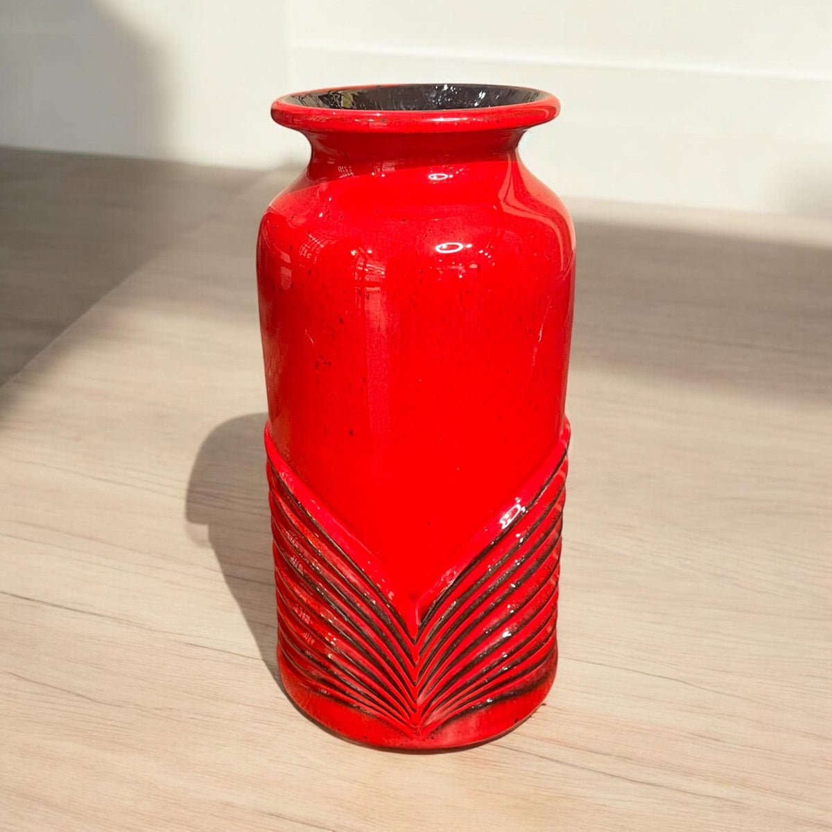 Original Mid Century - Fohr Keramik Vase aus Ransbach Baumbach - Deutschland, mit der Form Nr. 337-24 in rot mit Fächerdekor.