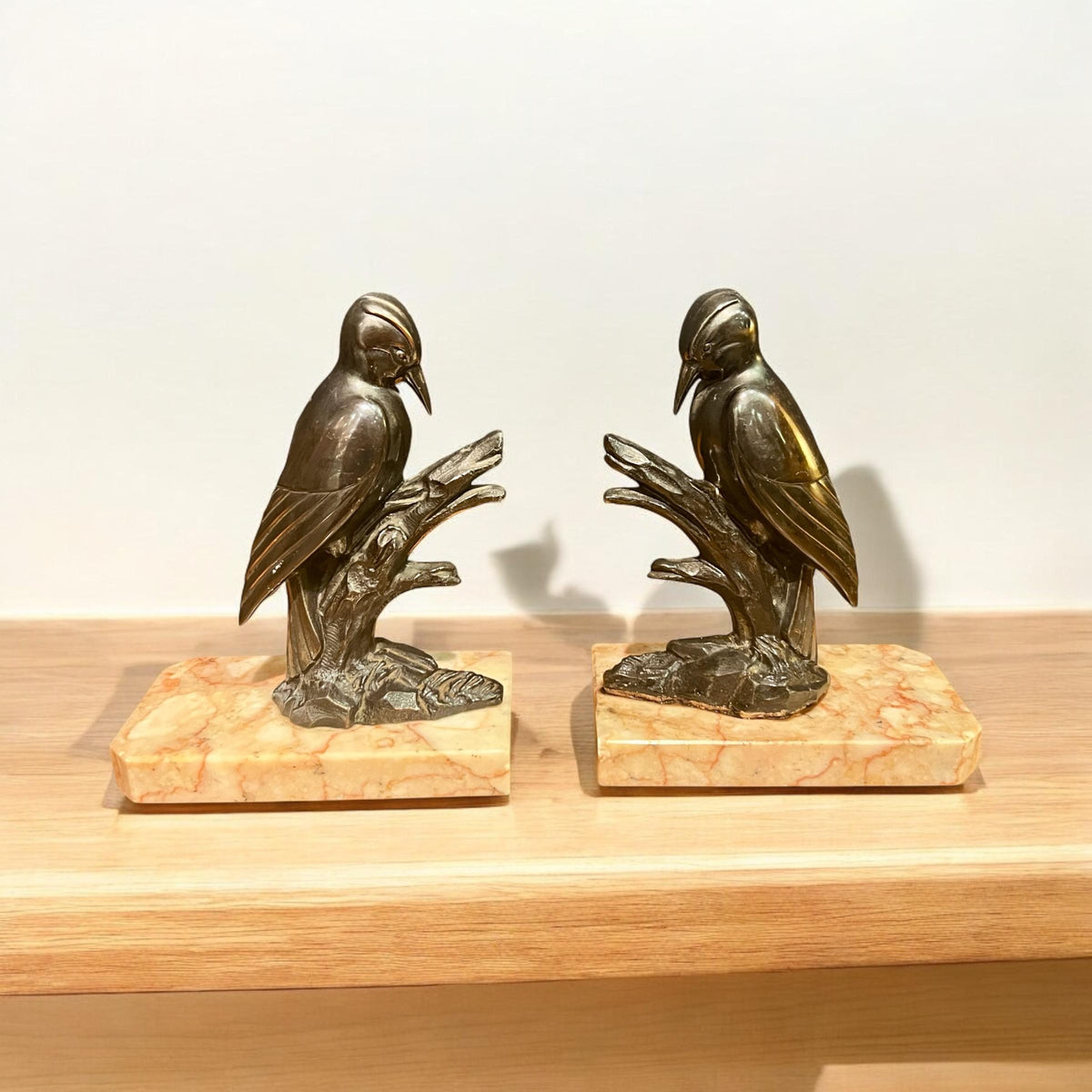 Vintage Buchstützen 40er / 50er Jahre zwei Spechte auf Ast aus patiniertem Zinn auf Marmorplatte im Art Déco Stil.