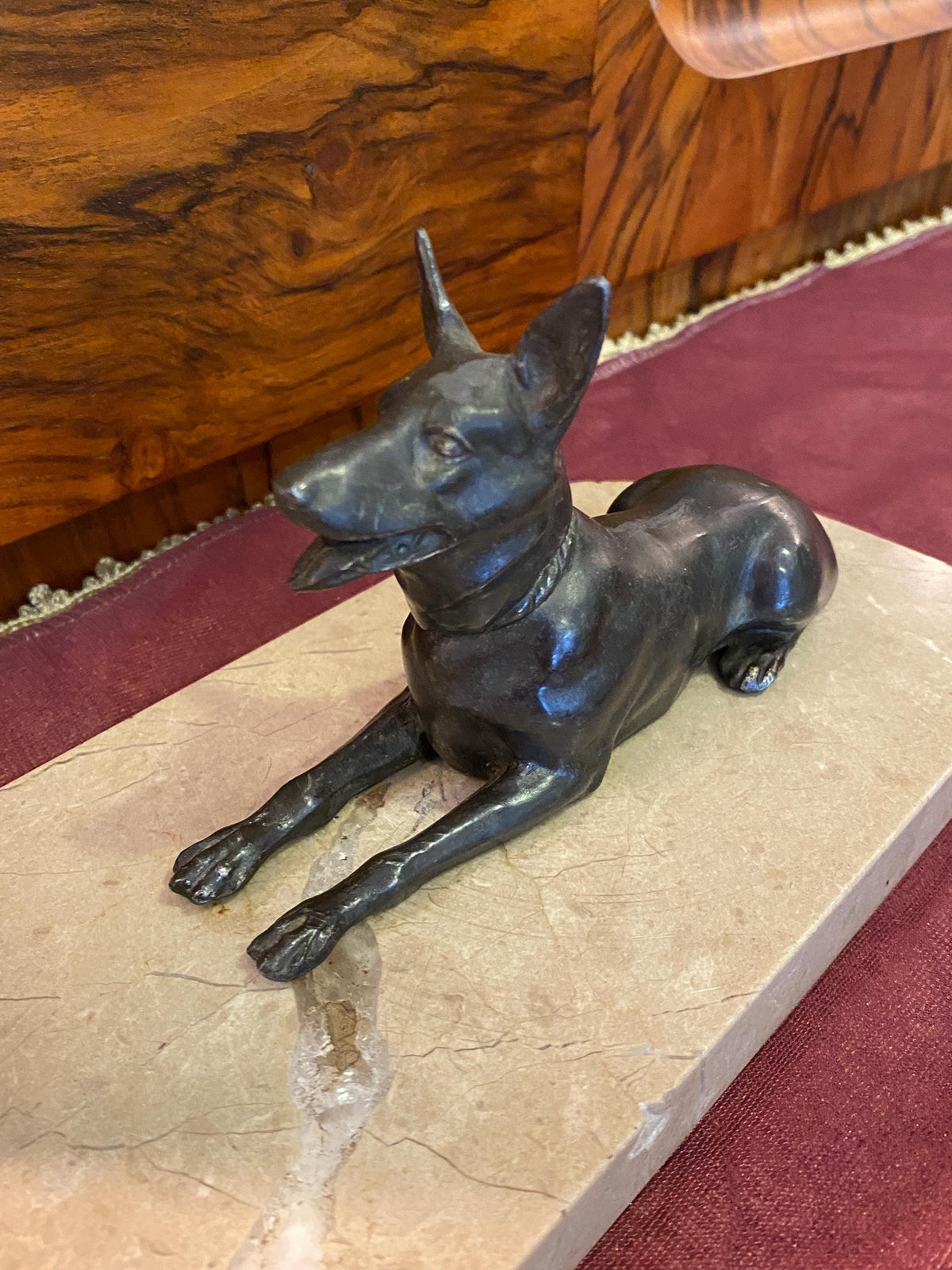 Art Déco Bronzeskulpturen Schäferhund und Vogel auf Marmorplatte. Hergestellt in Frankreich um 1920.