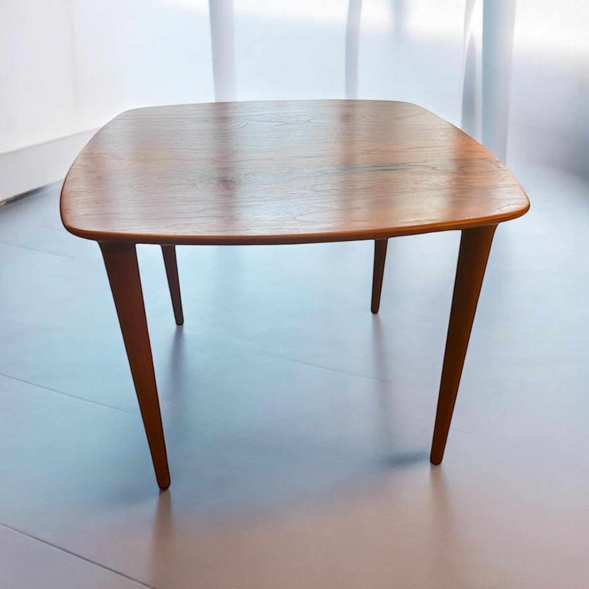 Scandinavian Modern Design Beistelltisch, 60er Jahre von Rolf Rastad und ADOLF RELLING für Gustav Bahus mit Schweizer Kante in Teakvollholz