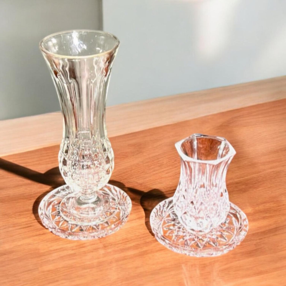 Schöne kleine Pressglas "Vasen" mit passenden Untersetzern aus den 1960er Jahren. Aufgrund der Form perfekt als Chai-Tee Set geeignet.