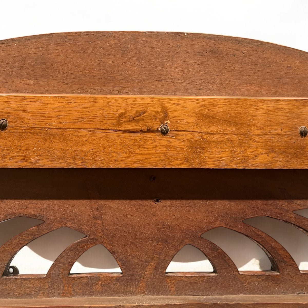 Jugendstil Garderobe mit 4 plastischen Messinghaken, floraler Schnitzerei und aufwändiger Ziselierung sowie vergoldeten Akzenten.
