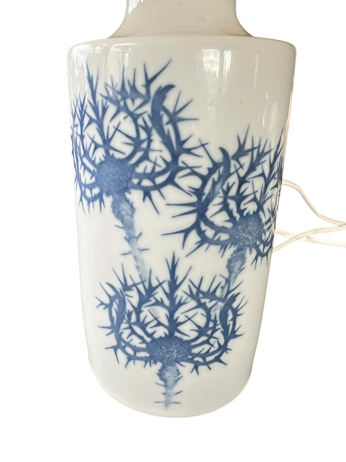 Fog & Mørup Design Tischlampe von Kai Lange aus Royal Copenhagen Porzellan mit Silberdisteln und höhenverstellbaren Schirm.