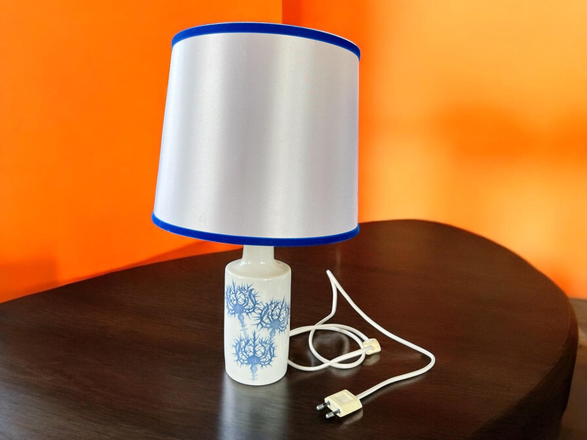 Fog & Mørup Design Tischlampe von Kai Lange aus Royal Copenhagen Porzellan mit Silberdisteln und höhenverstellbaren Schirm.