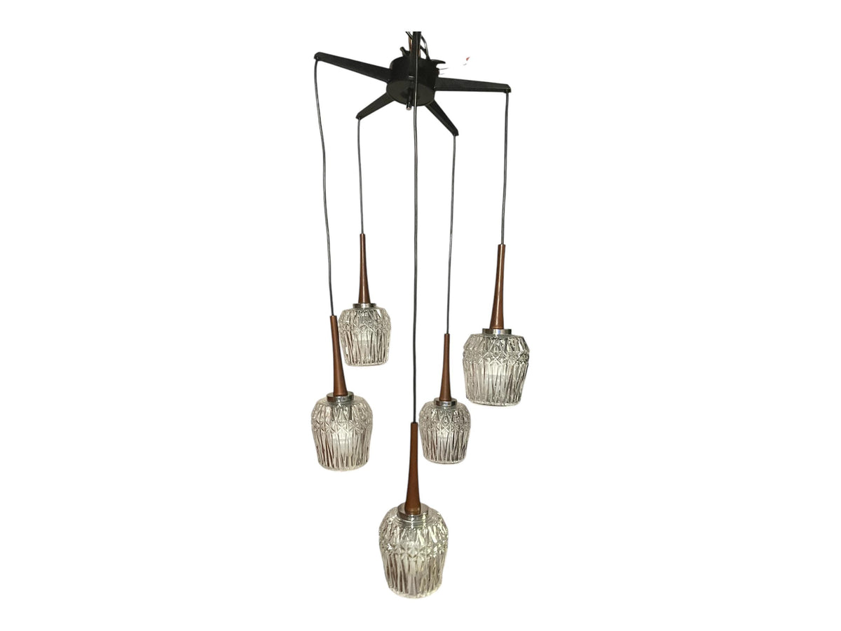 Baum Leuchten Mid Century Kaskadenleuchte  Neheim Hüsten mit der Artikelnummer 8000/5. Mit 5 Leuchtkörpern aus Teakholz, Glas und Chrom.
