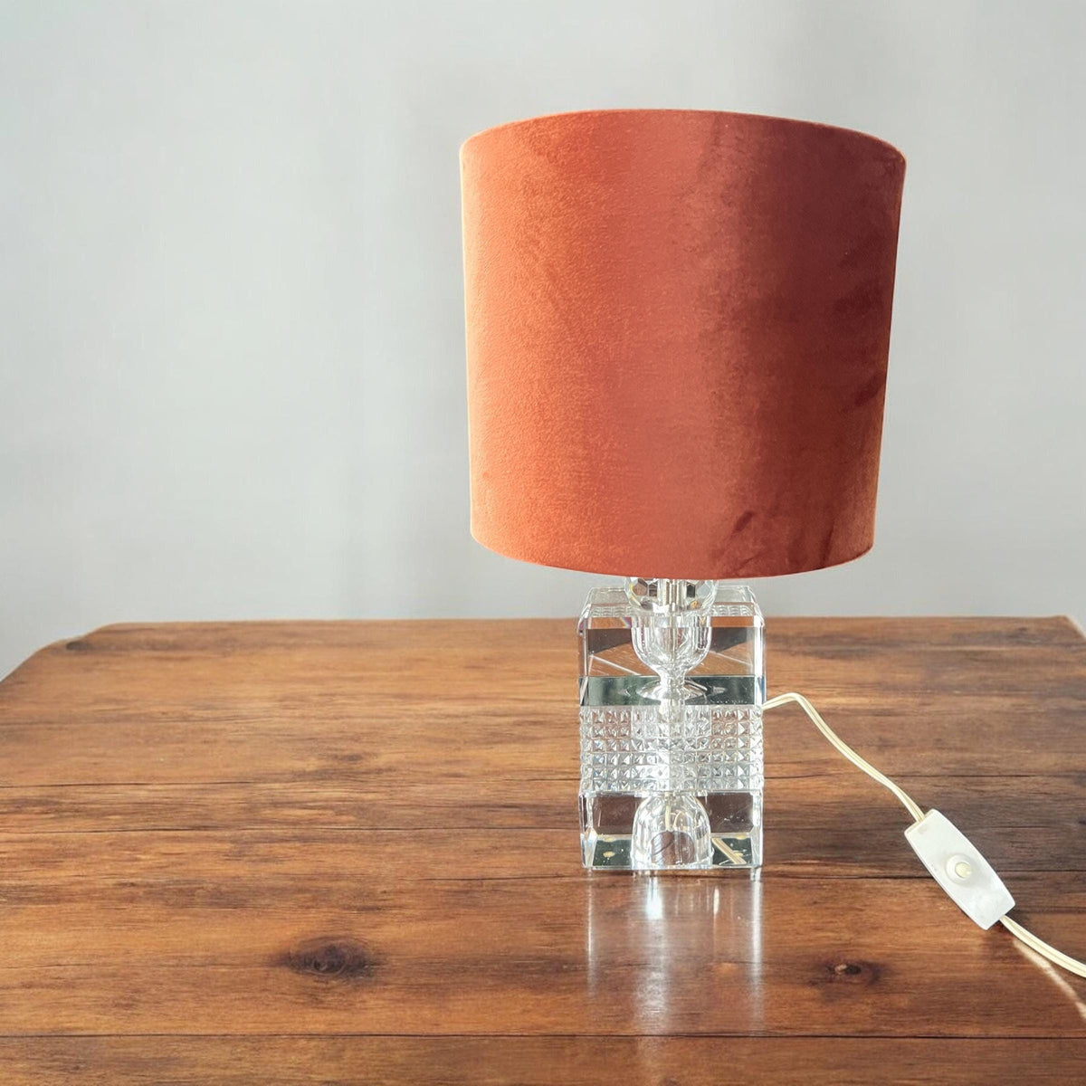 Richard Essig Mid Century Tischleuchte mit Glasfuß und einem Samtschirm in der Pantonefarbe des Jahres 2025 Mocha Mousse (Bronze)