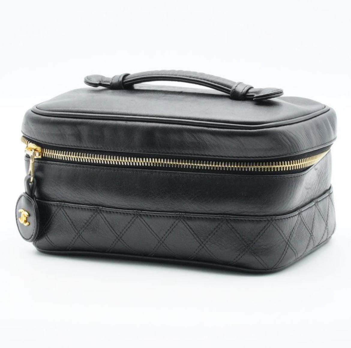 Original Chanel Kosmetiktasche aus schwarzem Lammleder ca. 2000er Jahre