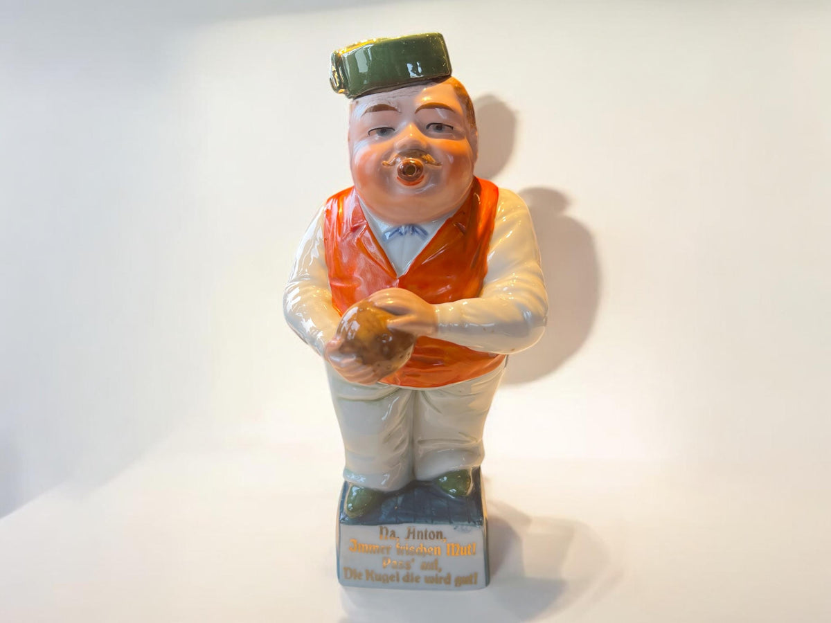 30er Jahre deutsche Porzellanfigur eines Keglers als Schnapsflasche. Das perfekte Geschenk  für einen geliebten Kegelbruder!