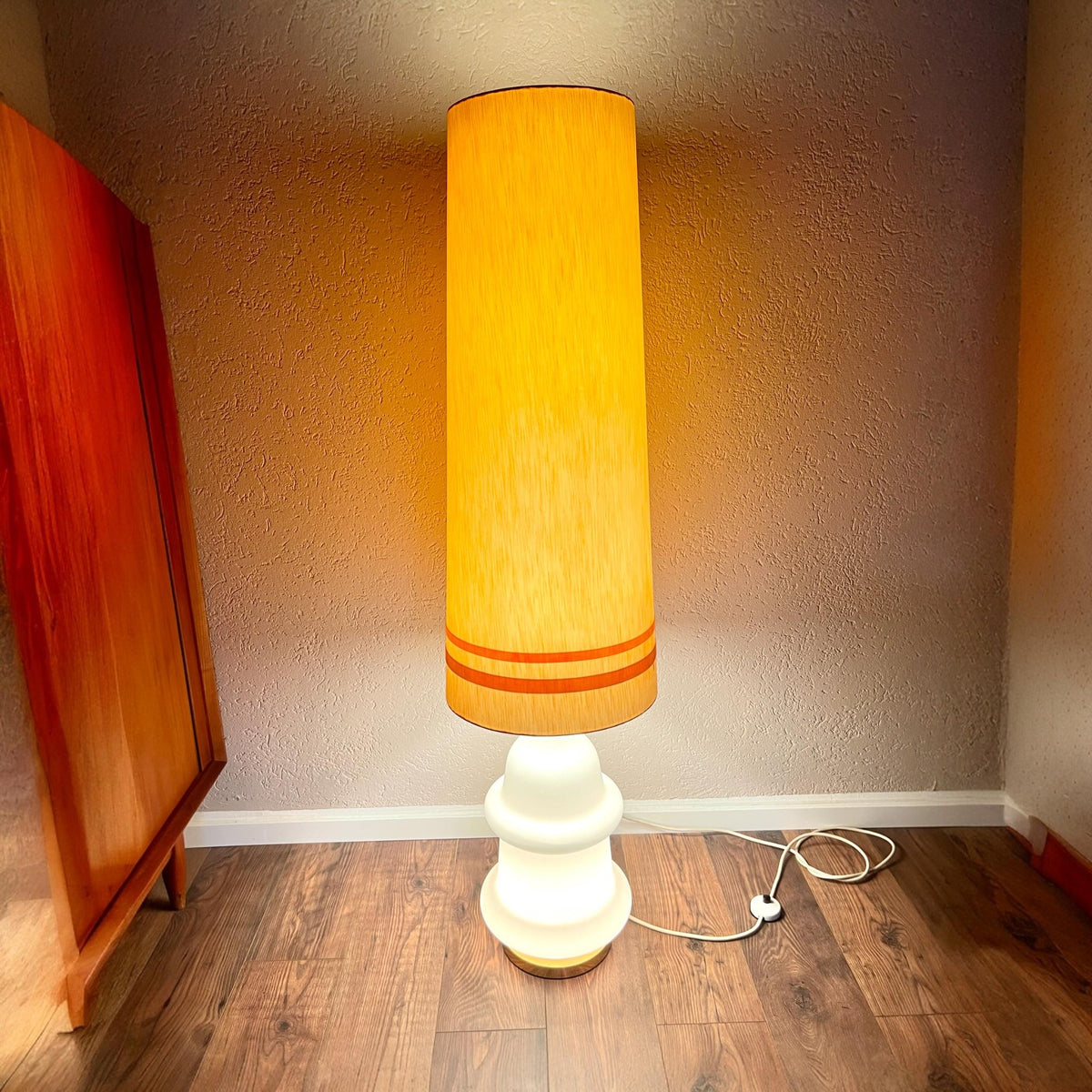 1970er Jahre große Space-Age Opalglas-Stehlampe mit Leuchtfuß und verschiedenen Beleuchtungsmodi, mit insgesamt 3 E27 Fassungen.