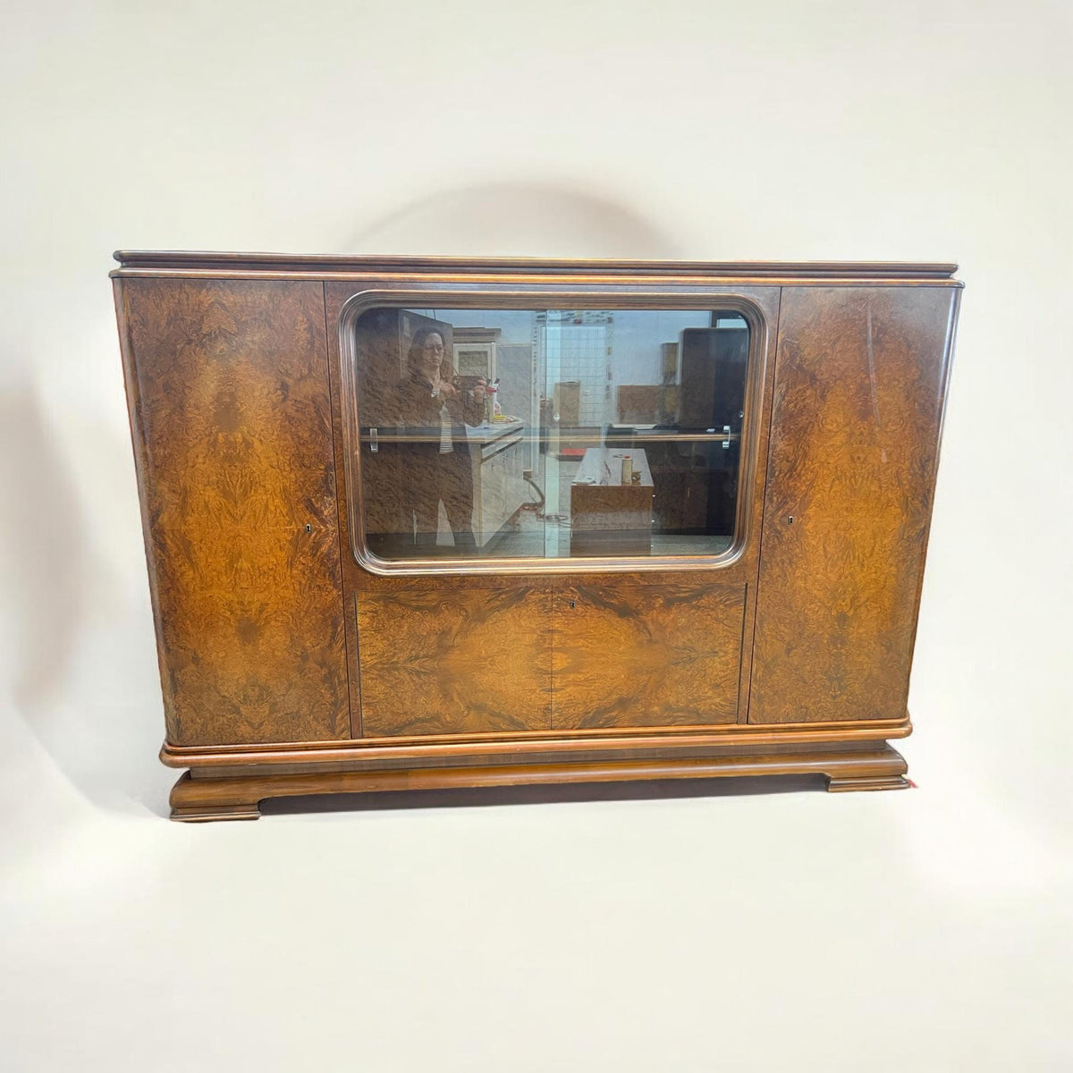 Art Deco Bücherschrank/ Regalschrank- Deutschland um 1930 hervorragend von EHD aus Nussholz gearbeitet mit furnierten Fronten.