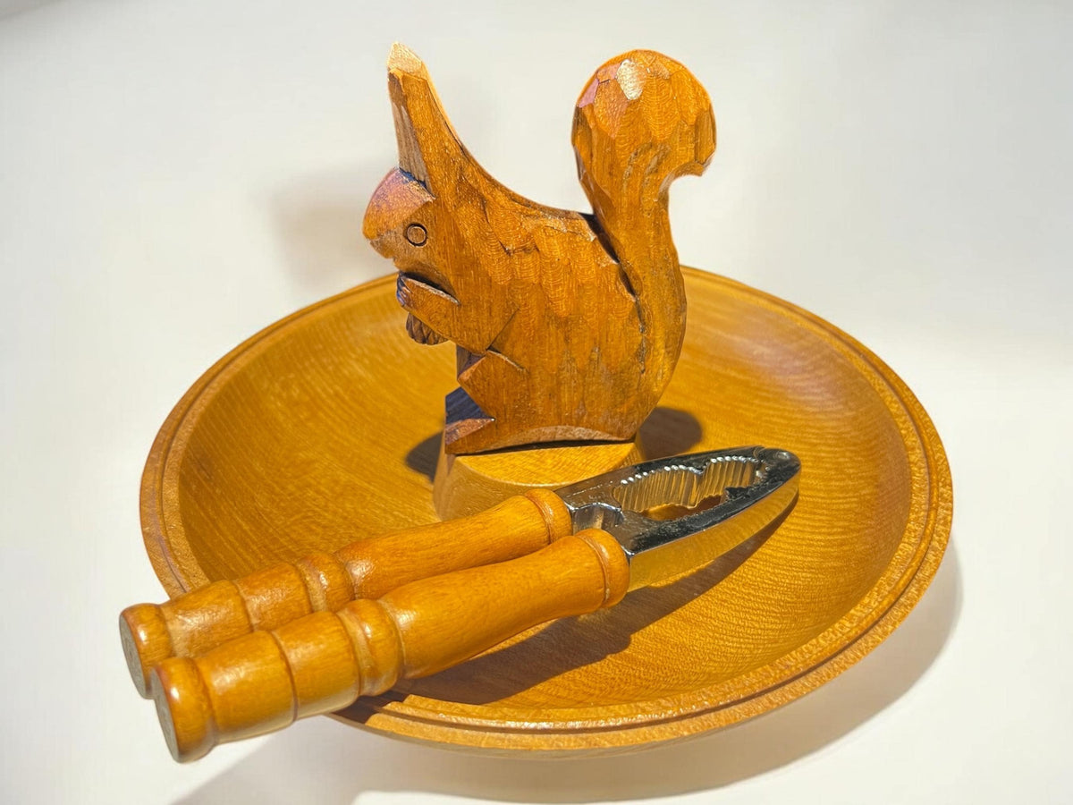 1960er Jahre Mid Century Holz-Nussschale, handgeschnitzt mit Eichhörnchen und Vintage-Nussknacker.