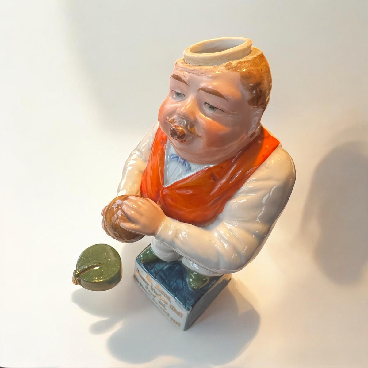 30er Jahre deutsche Porzellanfigur eines Keglers als Schnapsflasche. Das perfekte Geschenk  für einen geliebten Kegelbruder!