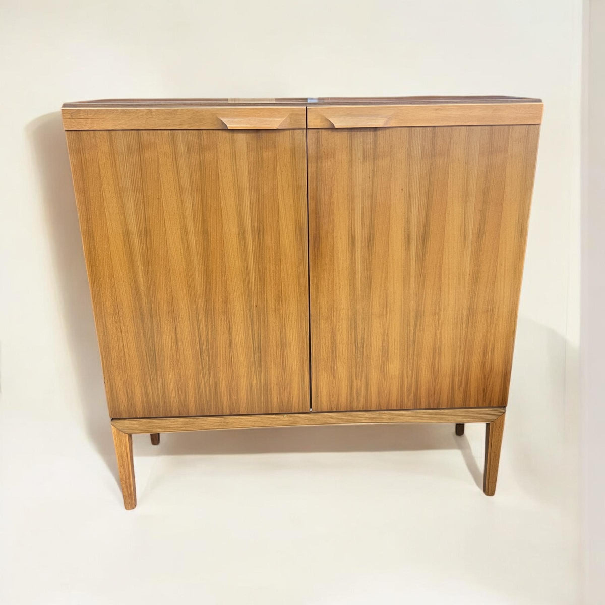 Palette Möbelwerk - Deutsches Mid Century Highboard aus den 1972er Jahren mit Auslieferungsnachweis und Markenlabel.