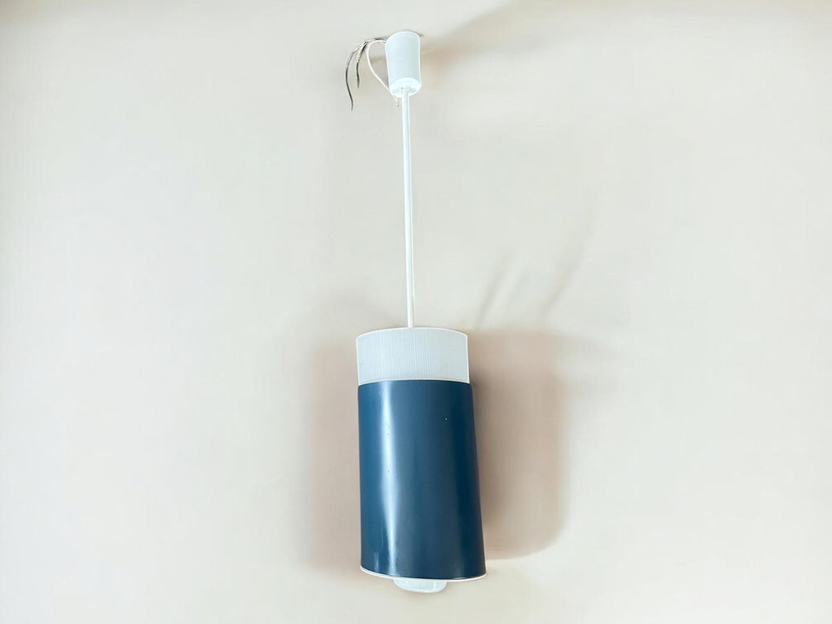 Mid Century Modern blaue Up-Down-Pendelleuchten im skandinavischen Design. In den 60ern hochwertig aus Metall und Opalglas hergestellt.