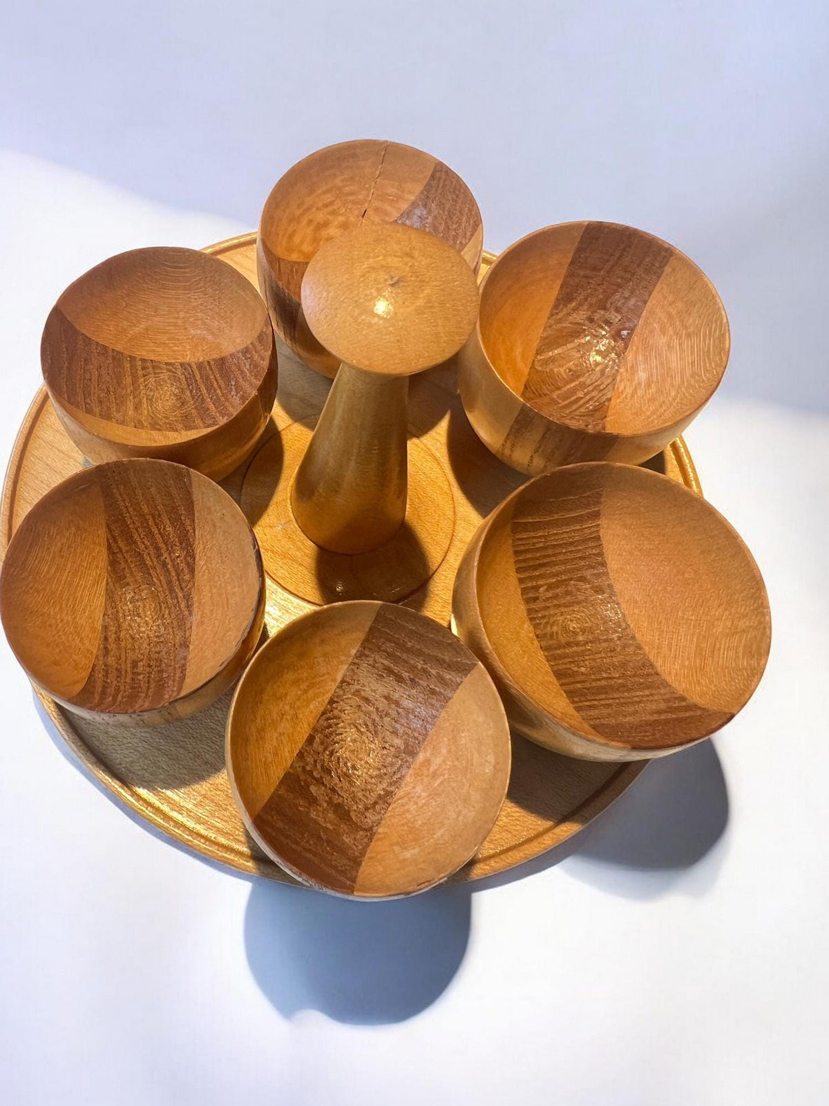 Vintage Eierbecher-Set aus Holz – 6 gedrechselte Massivholz-Eierbecher mit Tablett – rustikale Küchendeko – Frühstücksset aus Holz