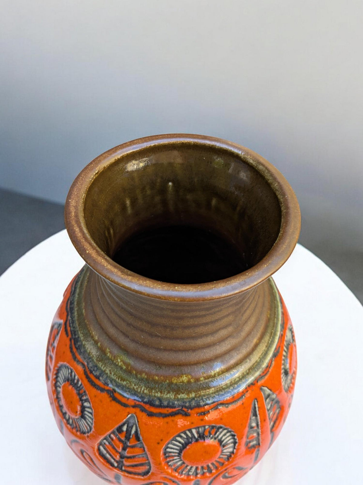 Vintage Wekara Vase, West Germany Keramik der 60er Jahre, Braun mit roter Glasur & Blumenmuster
