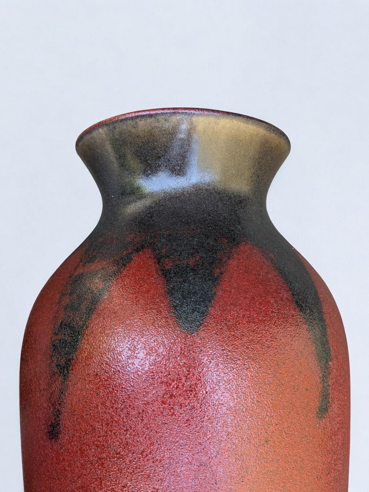 Große Vintage Mid-Century-Vase, Rot & Schwarz, West-Germany Keramik, gebraucht mit Riss Modellnr. 1063/50