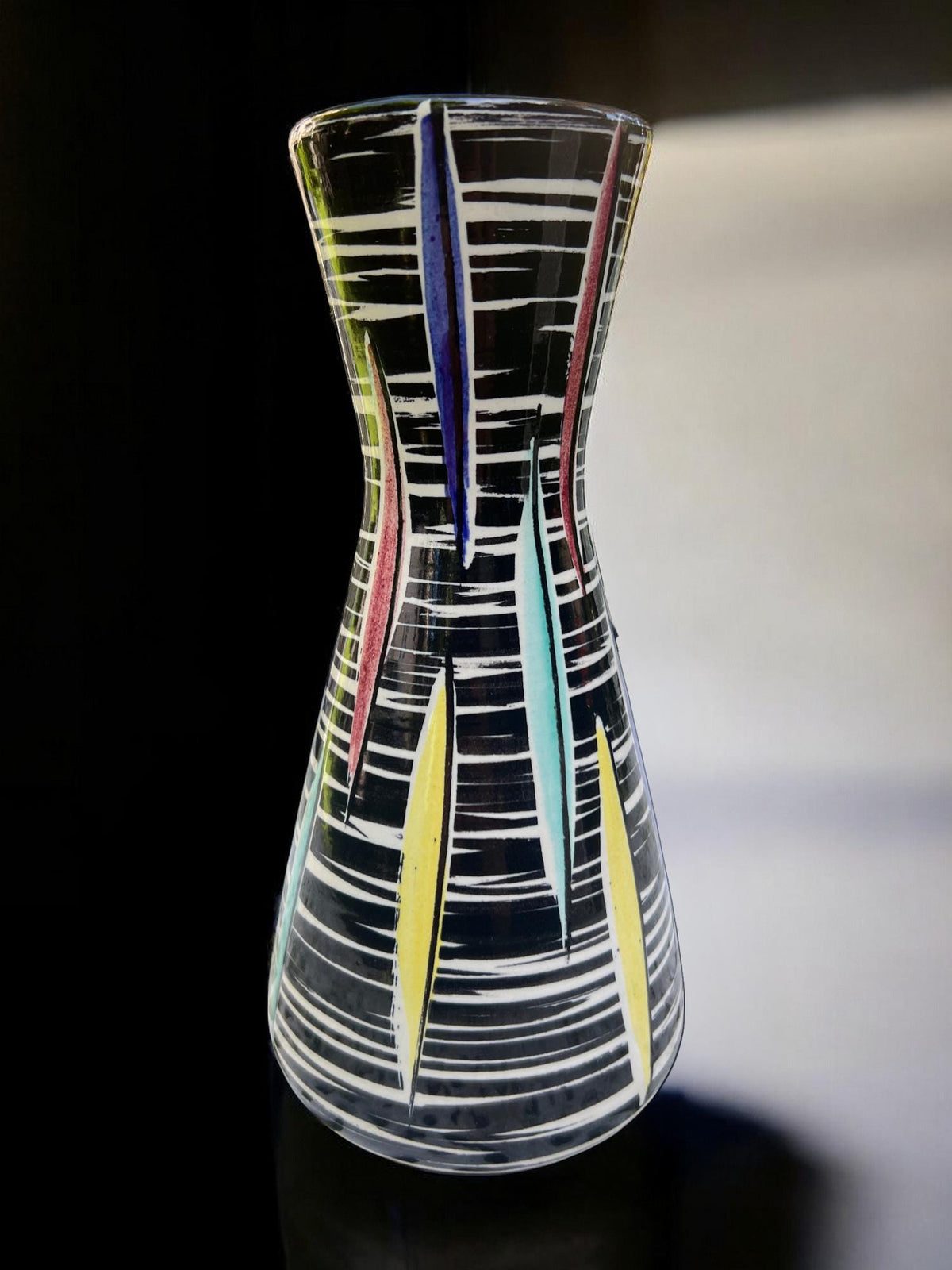 BAY Keramik 585 25 - kleine Vintage-Vase mit Zebra-Optik und bunten Vertikalstreifen aus der Bodo Mans Epoche, Modern/ Popart Design.