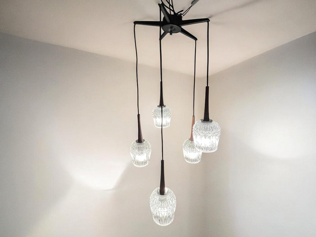 Baum Leuchten Mid Century Kaskadenleuchte  Neheim Hüsten mit der Artikelnummer 8000/5. Mit 5 Leuchtkörpern aus Teakholz, Glas und Chrom.