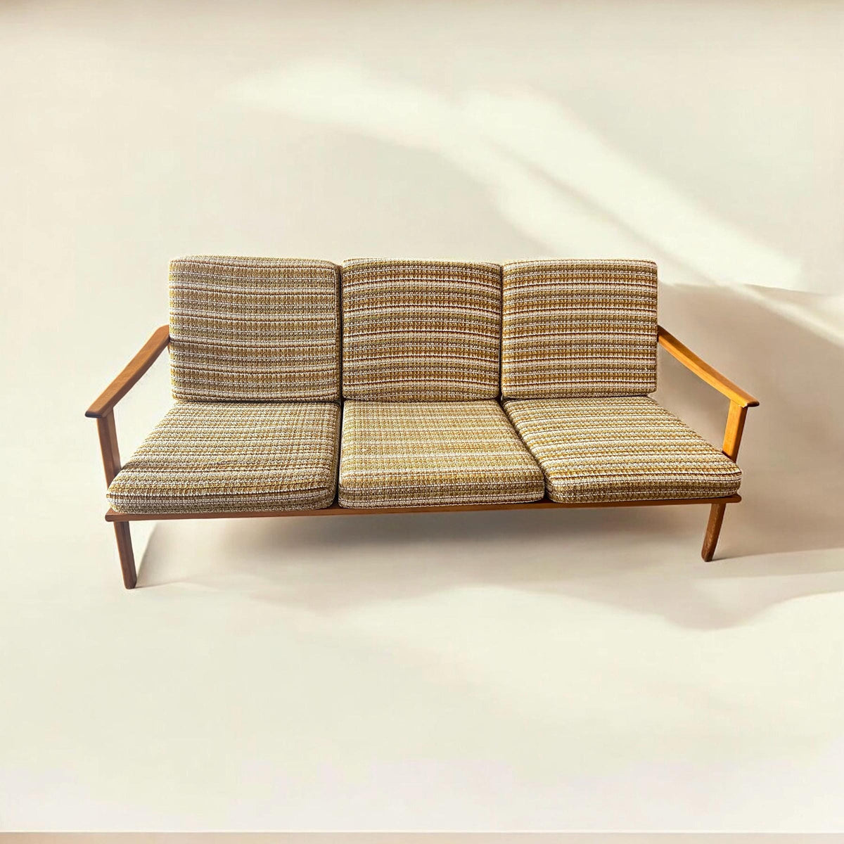 60er Jahre 3Sitzer-Sofa / Senator-Sofa im dänischen Design a la Ole Wanscher, Grete Jalk oder Knoll Antimott mit abnehmbaren Auflagekissen