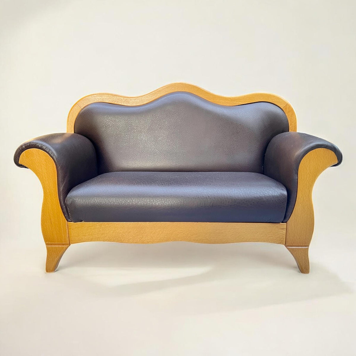Vintage Puppenhaus Biedermeier-Sofa Miniatur. Sehr hochwertig gearbeitet mit Echtlederbezug und Federkern. Mini-Mundus Syle Sofa für Puppen