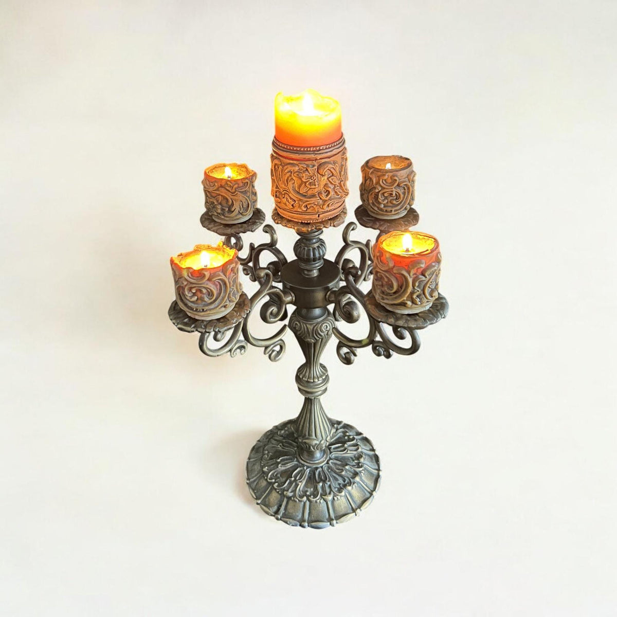 Mid Century Kandelaber im Historismus-Stil, schwerer 5-armiger Kerzenständer mit original Schmuckkerzen, 1960-1970er Jahre, Bronze/Messing