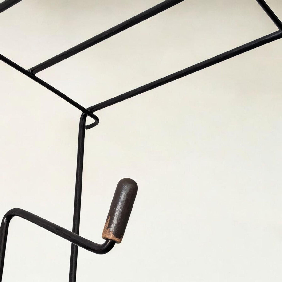 Karl Fichtel Vintage Wandgarderobe aus schwarzem Metall | Minimalistisches Garderobengitter mit Haken, String-Garderobe ca.1950/1960er Jahre