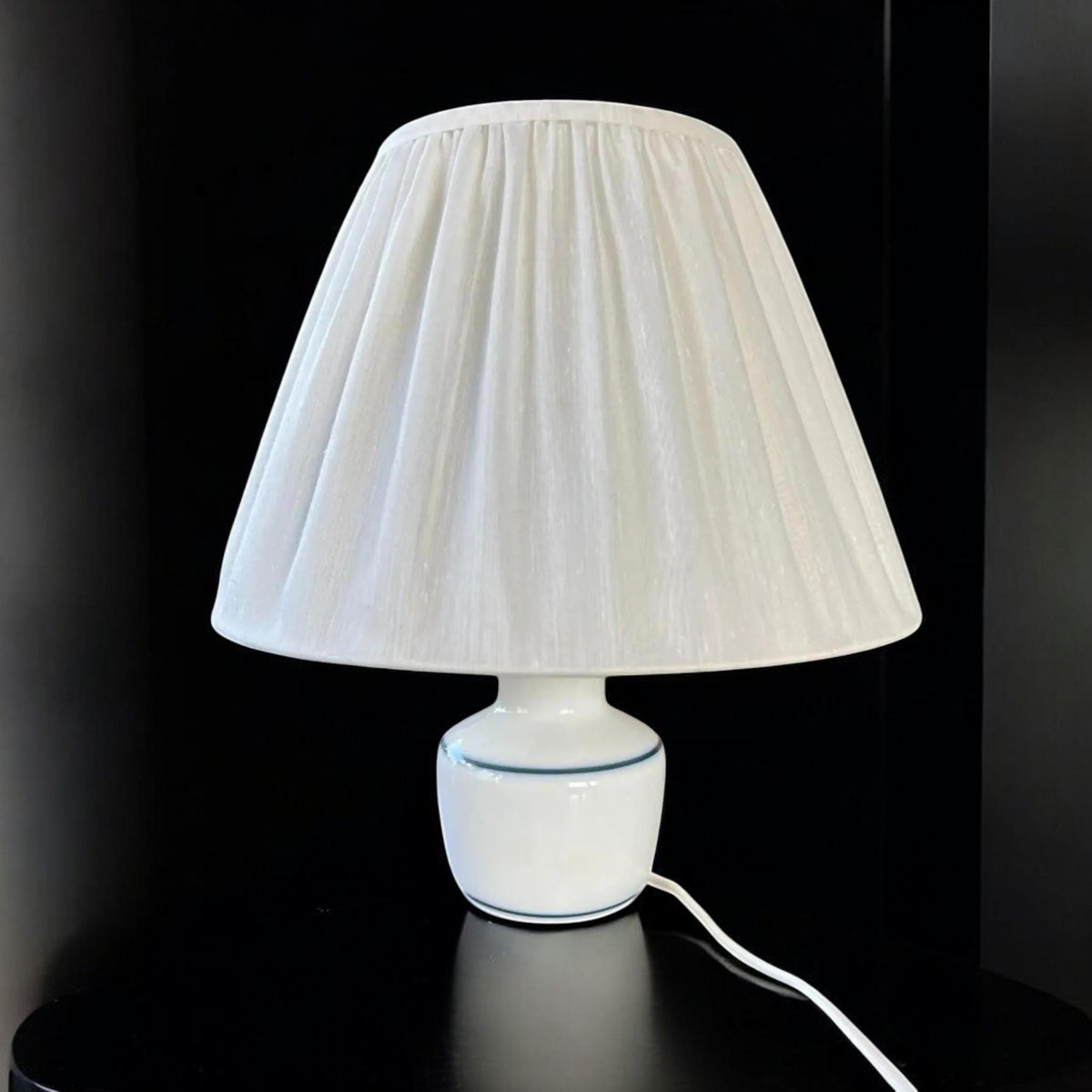 Bing & Grøndahl Mid Century Klassiker des Danish Designs - Tischlampe aus Copenhagen Porzellan mit weißem Fuß und blauen Akzenten.