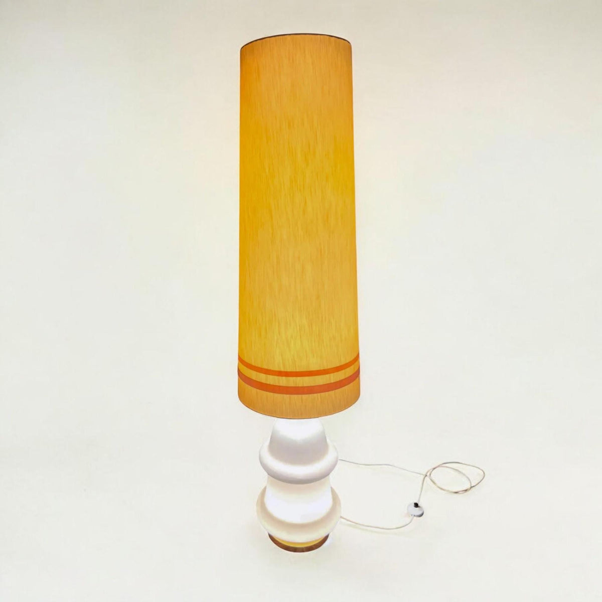 1970er Jahre große Space-Age Opalglas-Stehlampe mit Leuchtfuß und verschiedenen Beleuchtungsmodi, mit insgesamt 3 E27 Fassungen.